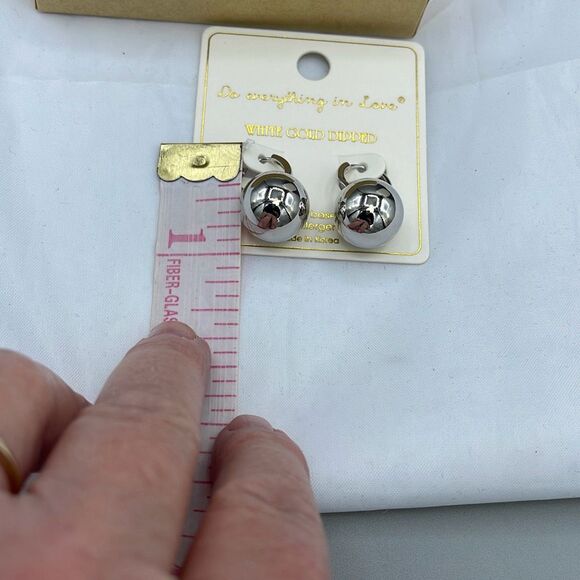 NWT Do everything in Love 14K white gold plated Huggies globes. - Picture 6 of 8